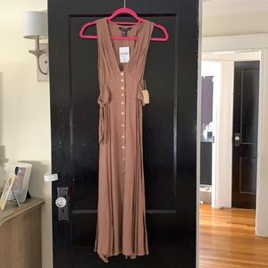 Womens size xs forever 21 tan sleeveless dress. Quality material.